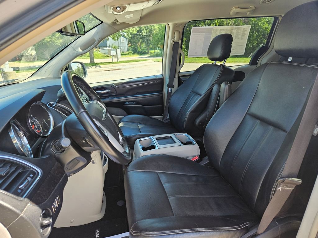 2016 Chrysler Town & Country Touring photo 18