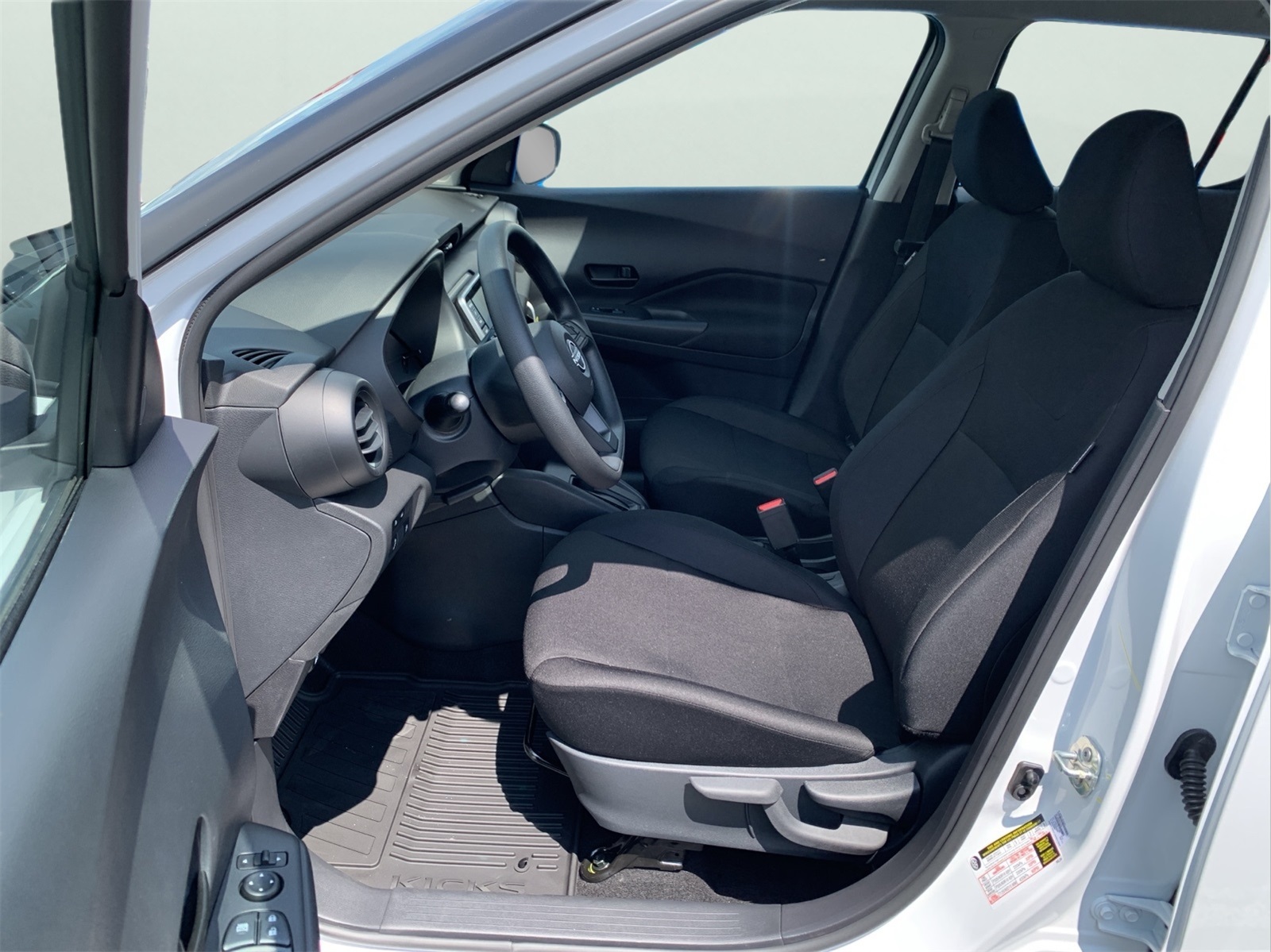2025 Nissan Kicks Play S photo 12