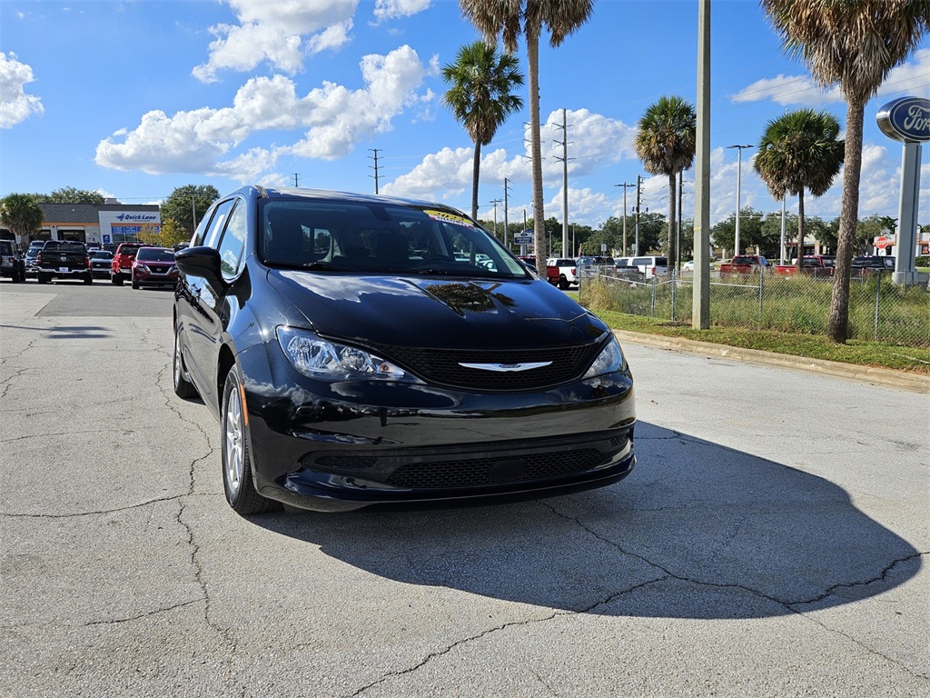 2022 Chrysler Voyager LX photo 2