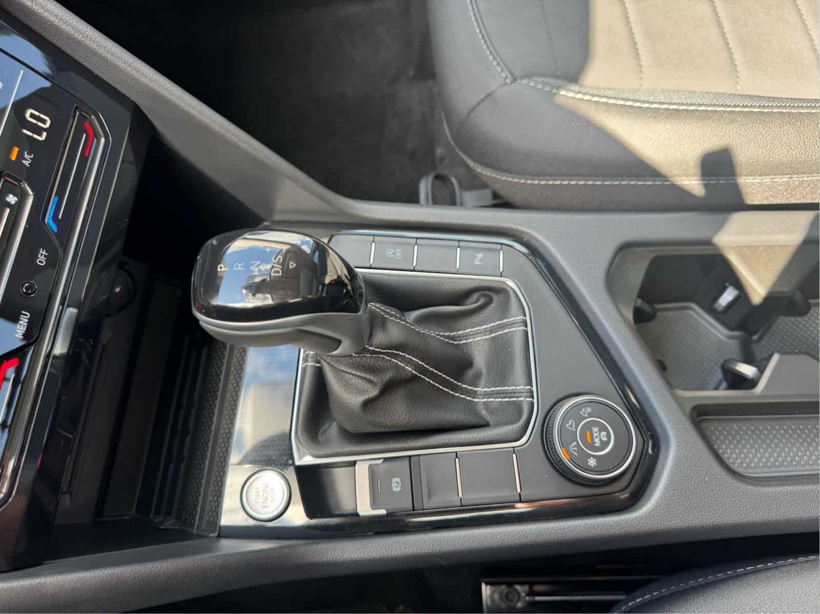 2025 Volkswagen Taos SE photo 25