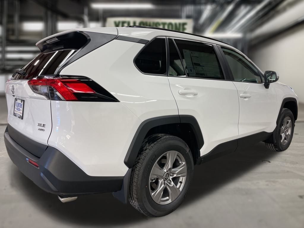 2025 Toyota RAV4 XLE photo 4