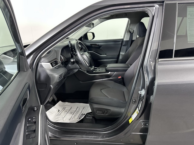 2022 Toyota Highlander LE photo 18