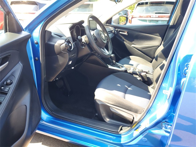 2020 Toyota Yaris LE photo 9