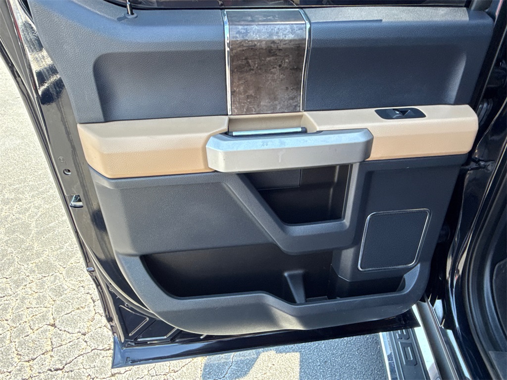2022 Ford F-350 Lariat photo 20