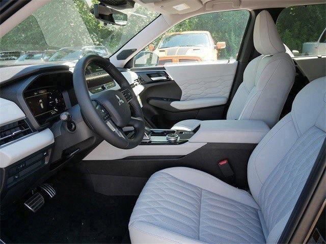 2025 Mitsubishi Outlander Platinum photo 4