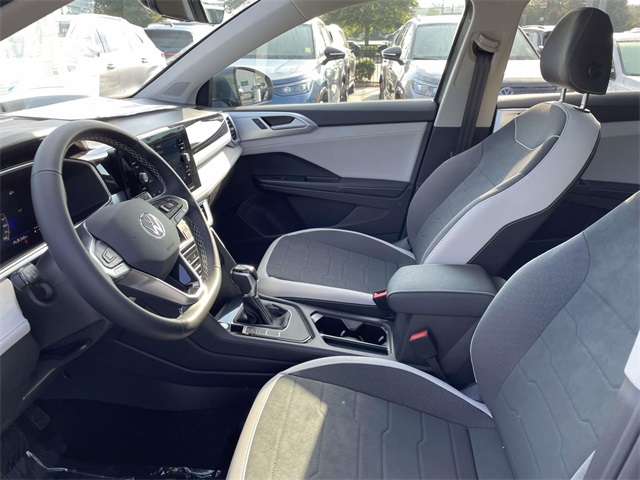 2025 Volkswagen Taos SE photo 15