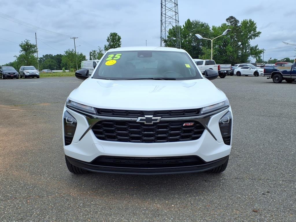 2025 Chevrolet Trax photo 2