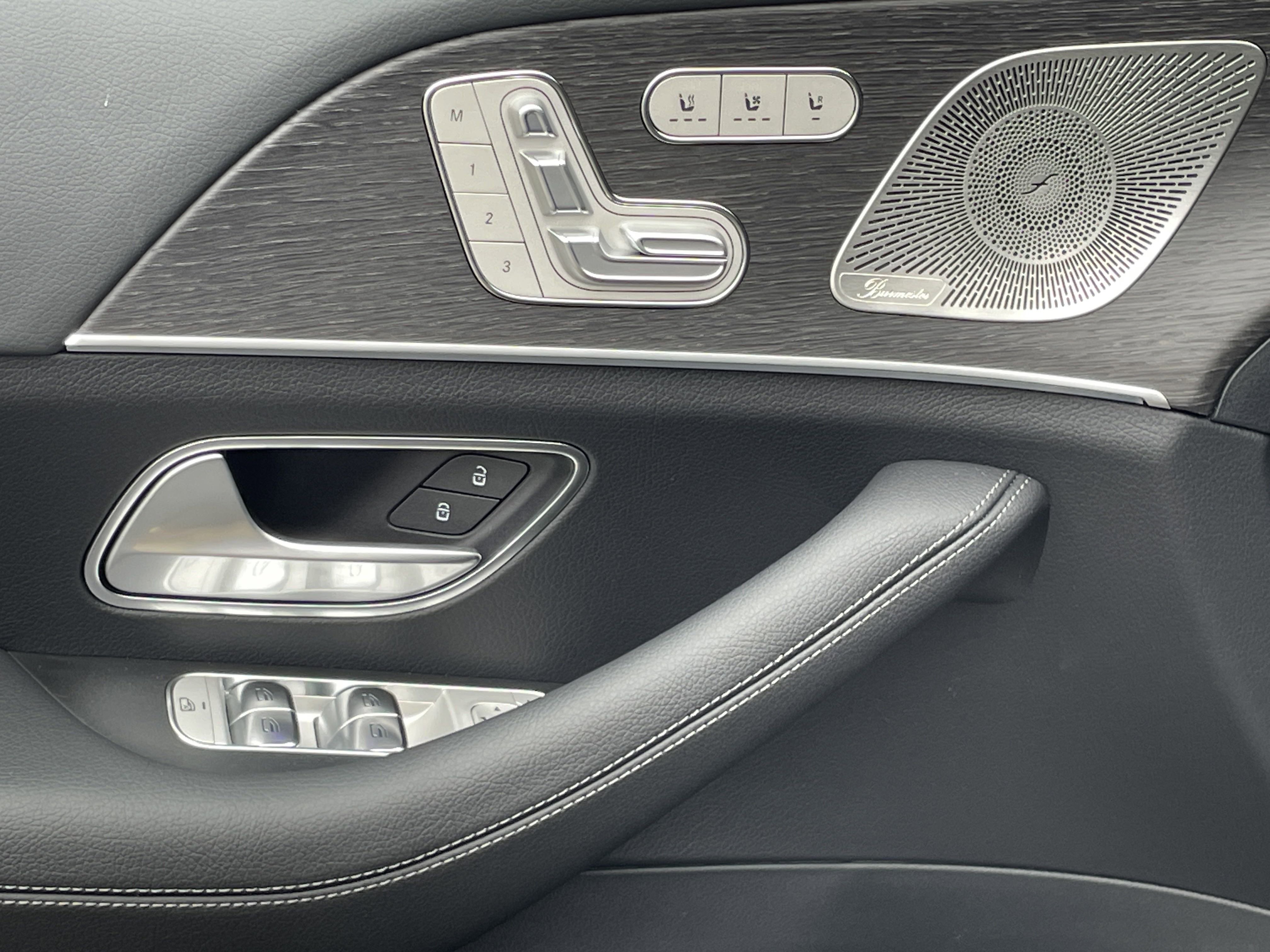 2025 Mercedes Benz GLS 450 4MATIC photo 2