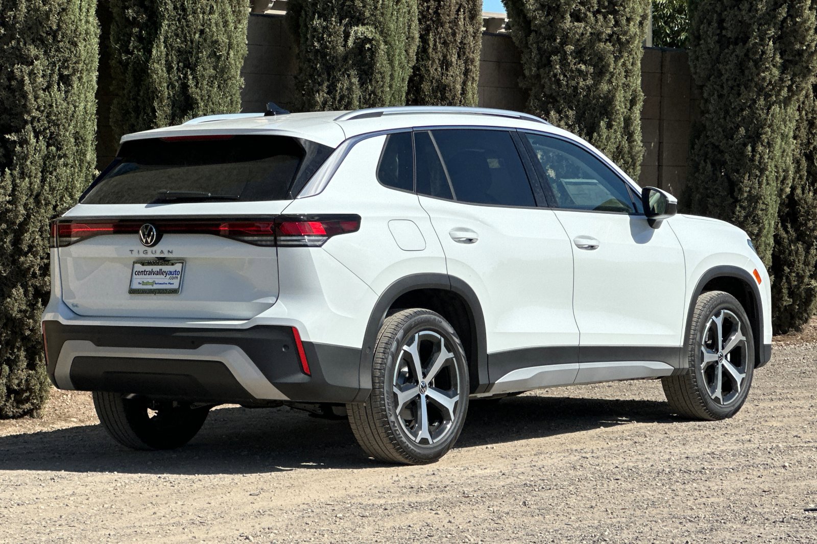 2025 Volkswagen Tiguan SE photo 2