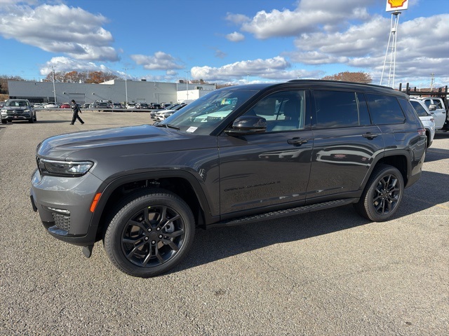 2025 Jeep Grand Cherokee Limited photo 3