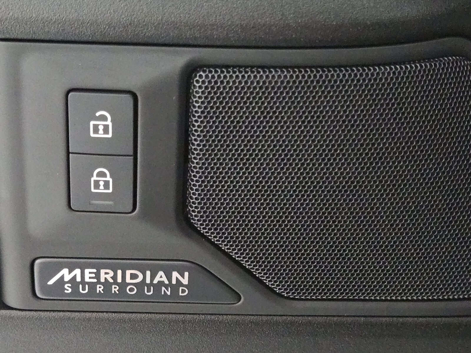 2025 Land Rover Defender 110 photo 21