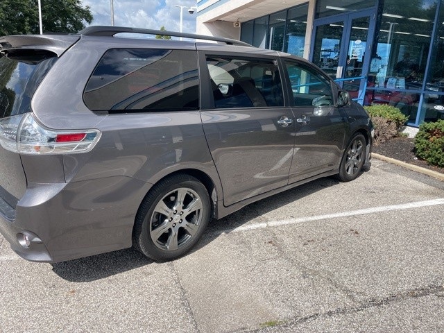 2017 Toyota Sienna SE photo 3