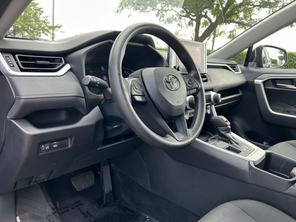 2024 Toyota RAV4 XLE photo 8
