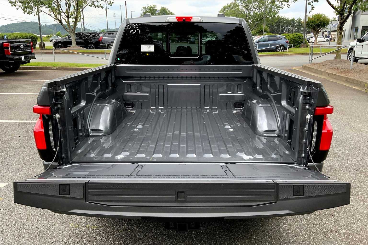 2025 Ford F-150 Lightning Lariat photo 15