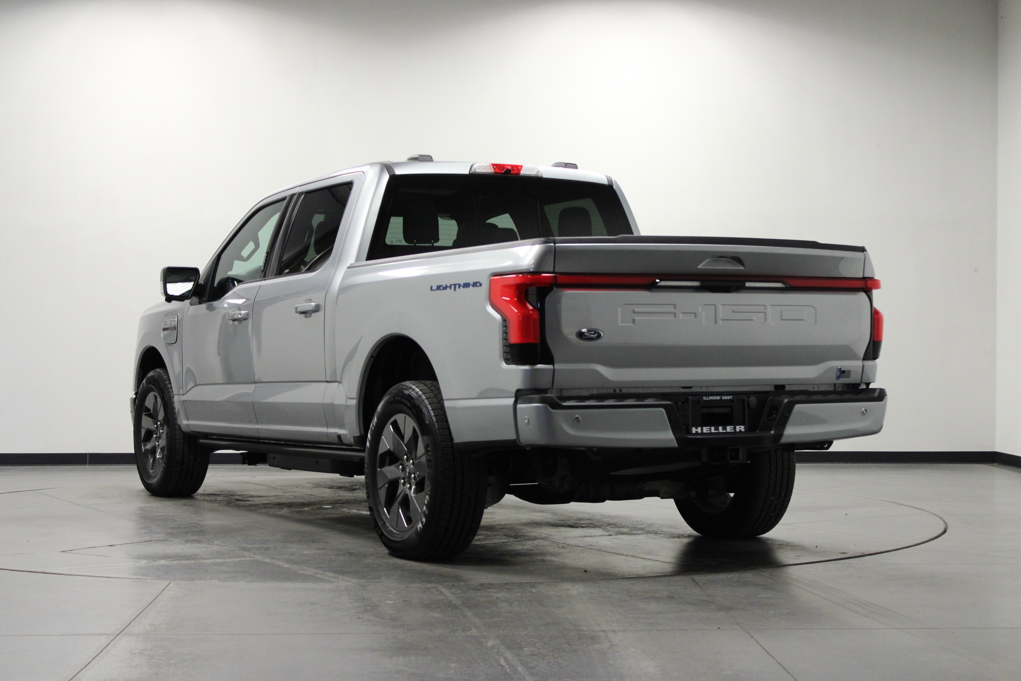 2023 Ford F-150 Lightning Lariat photo 5