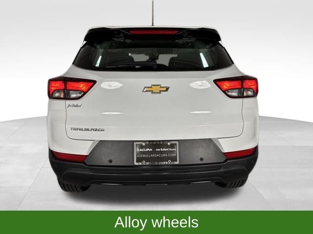 2023 Chevrolet Trailblazer LS photo 2