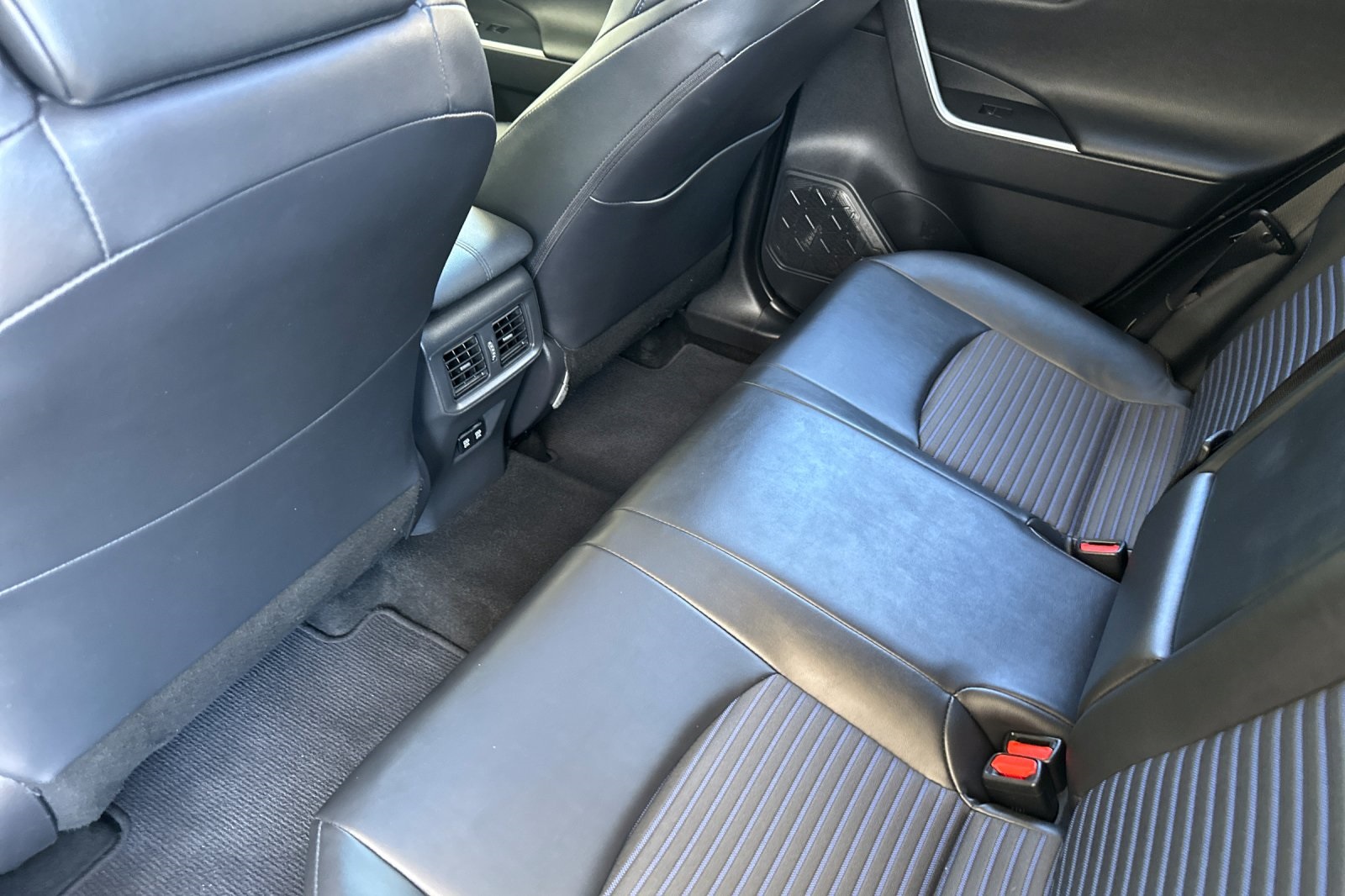2019 Toyota RAV4 Hybrid XSE photo 12