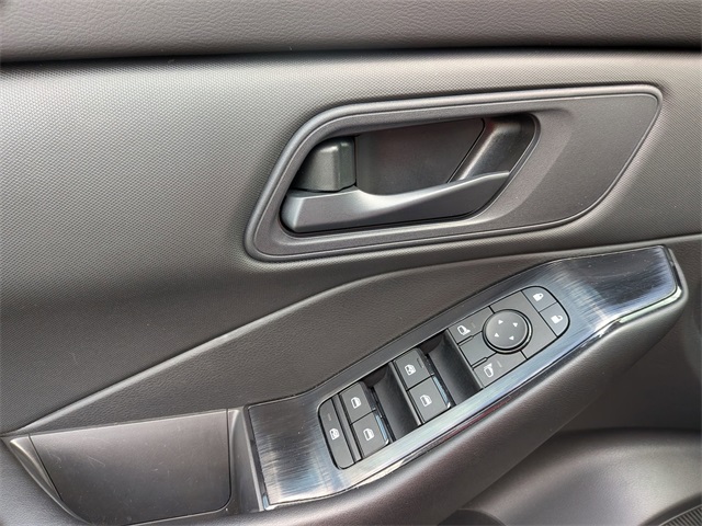 2025 Nissan Rogue S photo 9