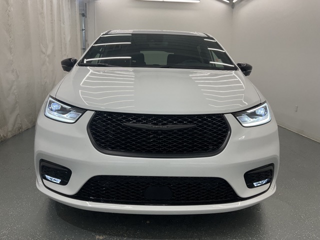 2024 Chrysler Pacifica Hybrid photo 3