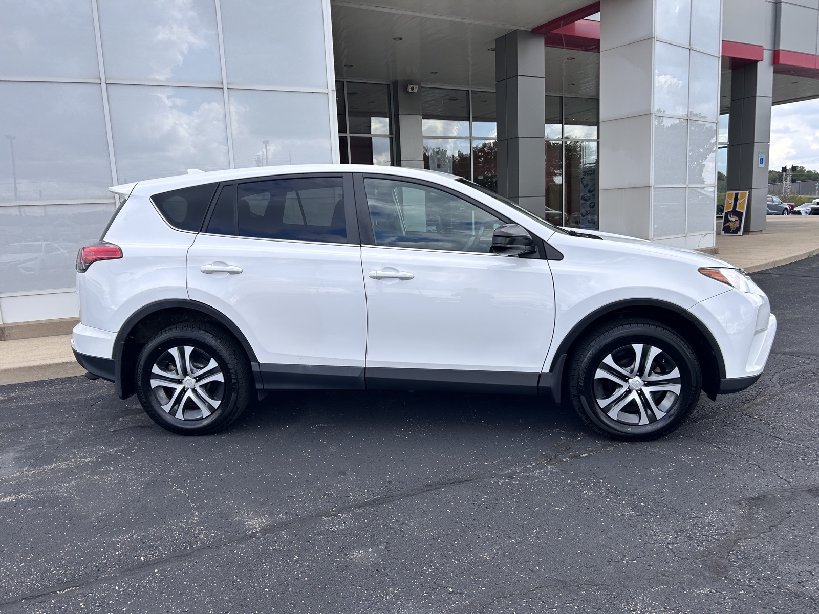 2017 Toyota RAV4 LE photo 2
