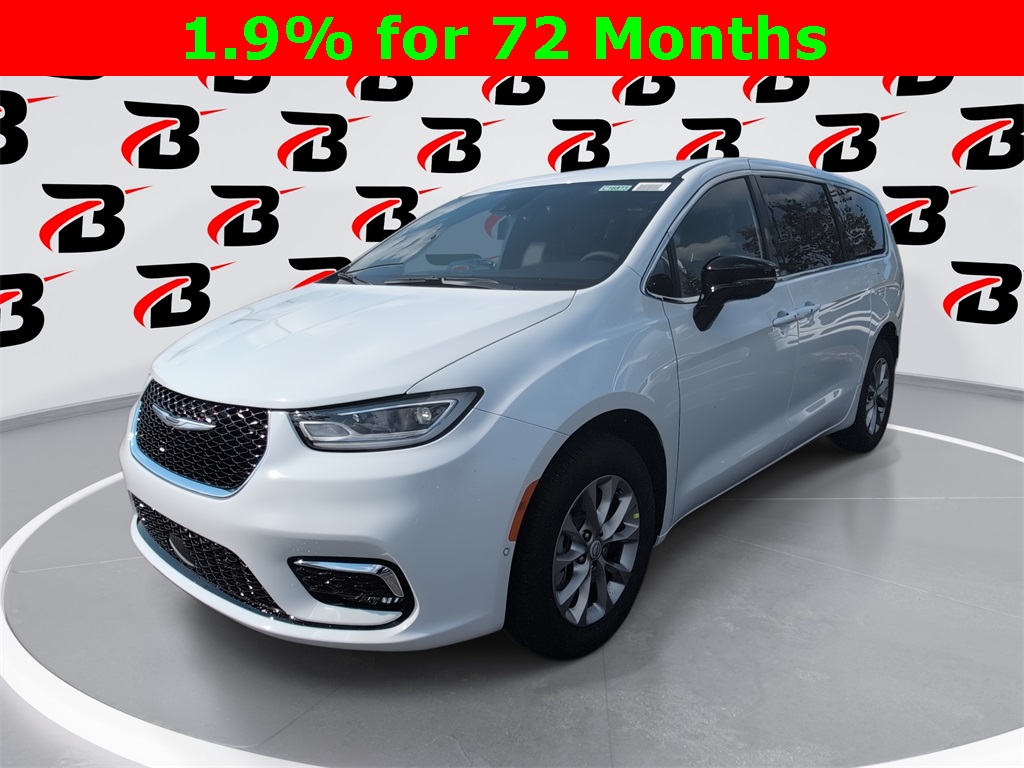 2026 Chrysler Pacifica Select's photo