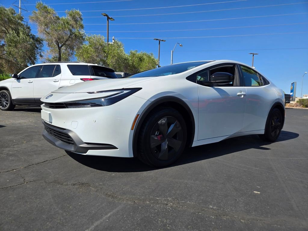 2024 Toyota Prius LE photo 2