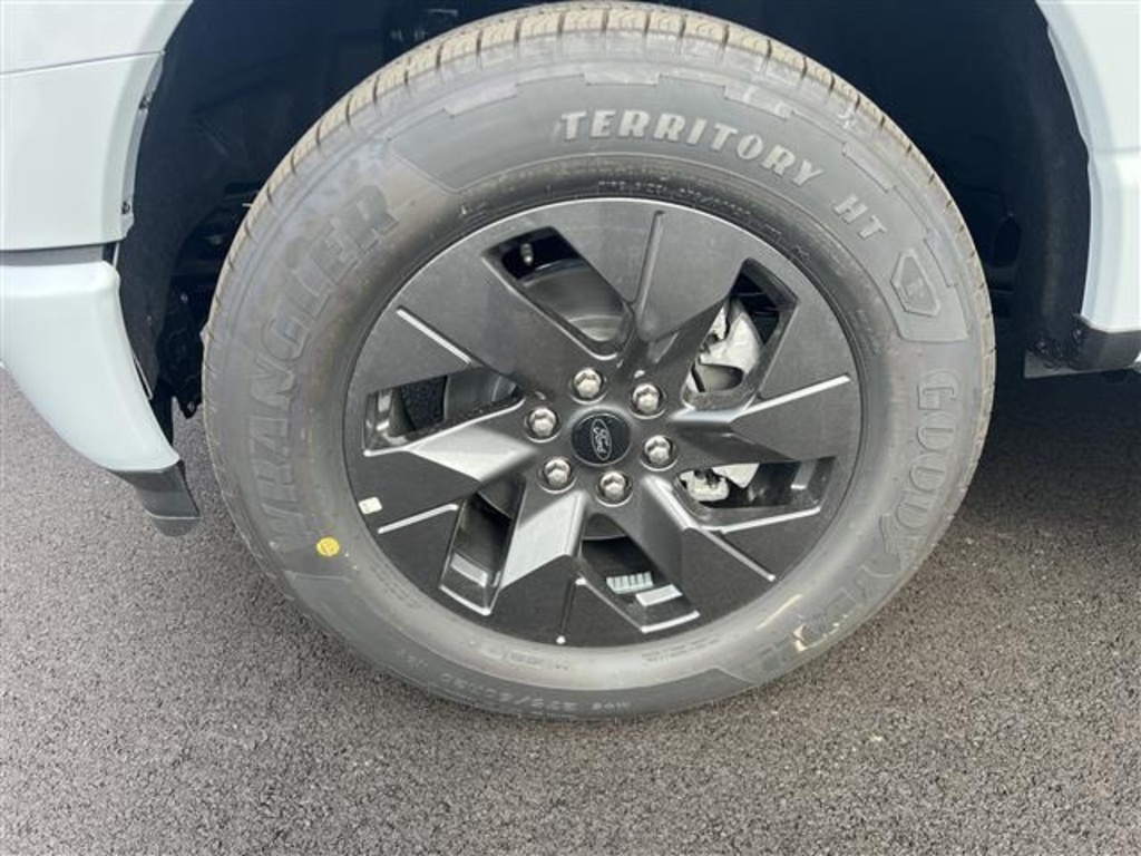 2025 Ford F-150 Lightning photo 8