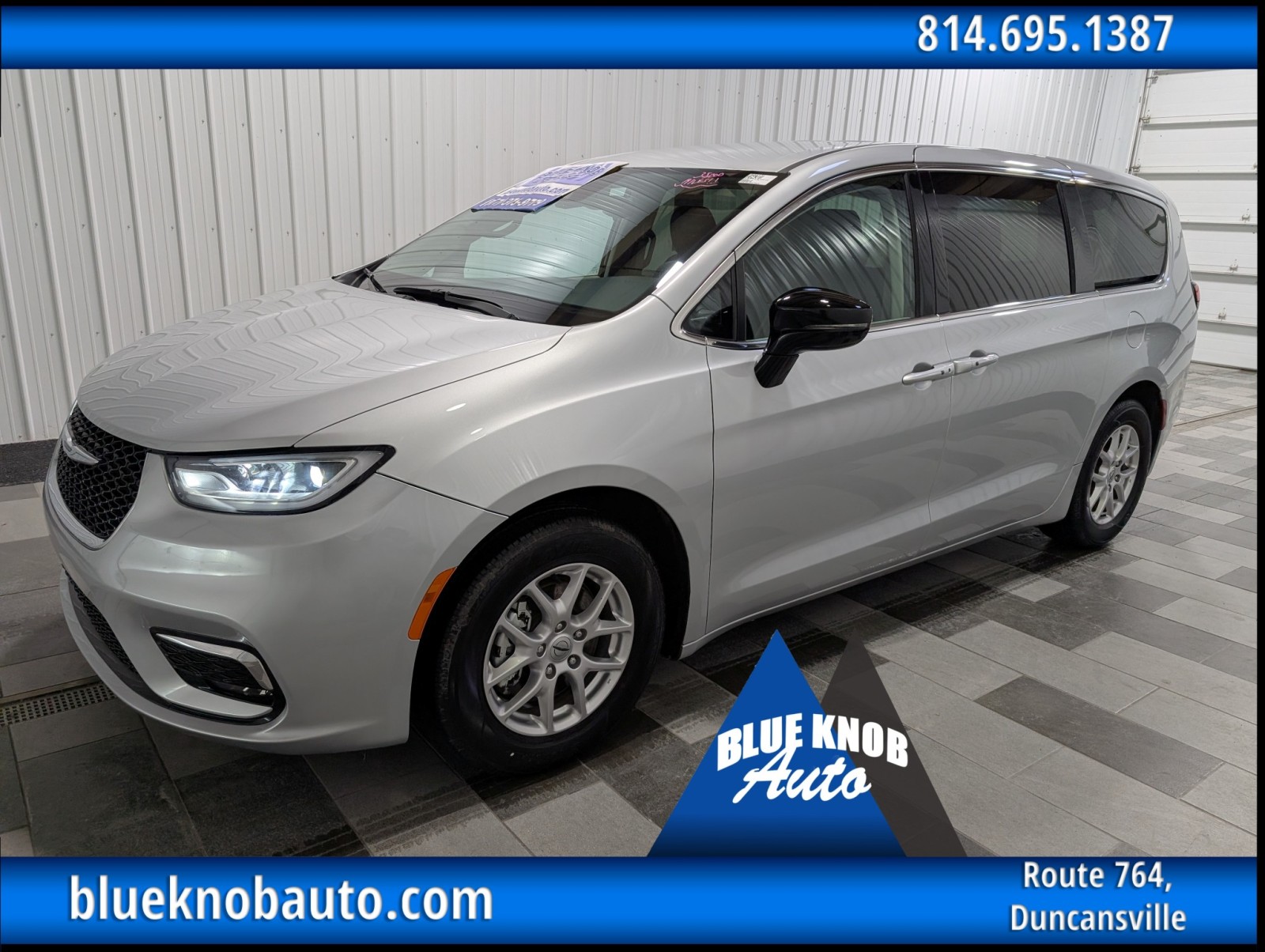 2024 Chrysler Pacifica Touring L's photo