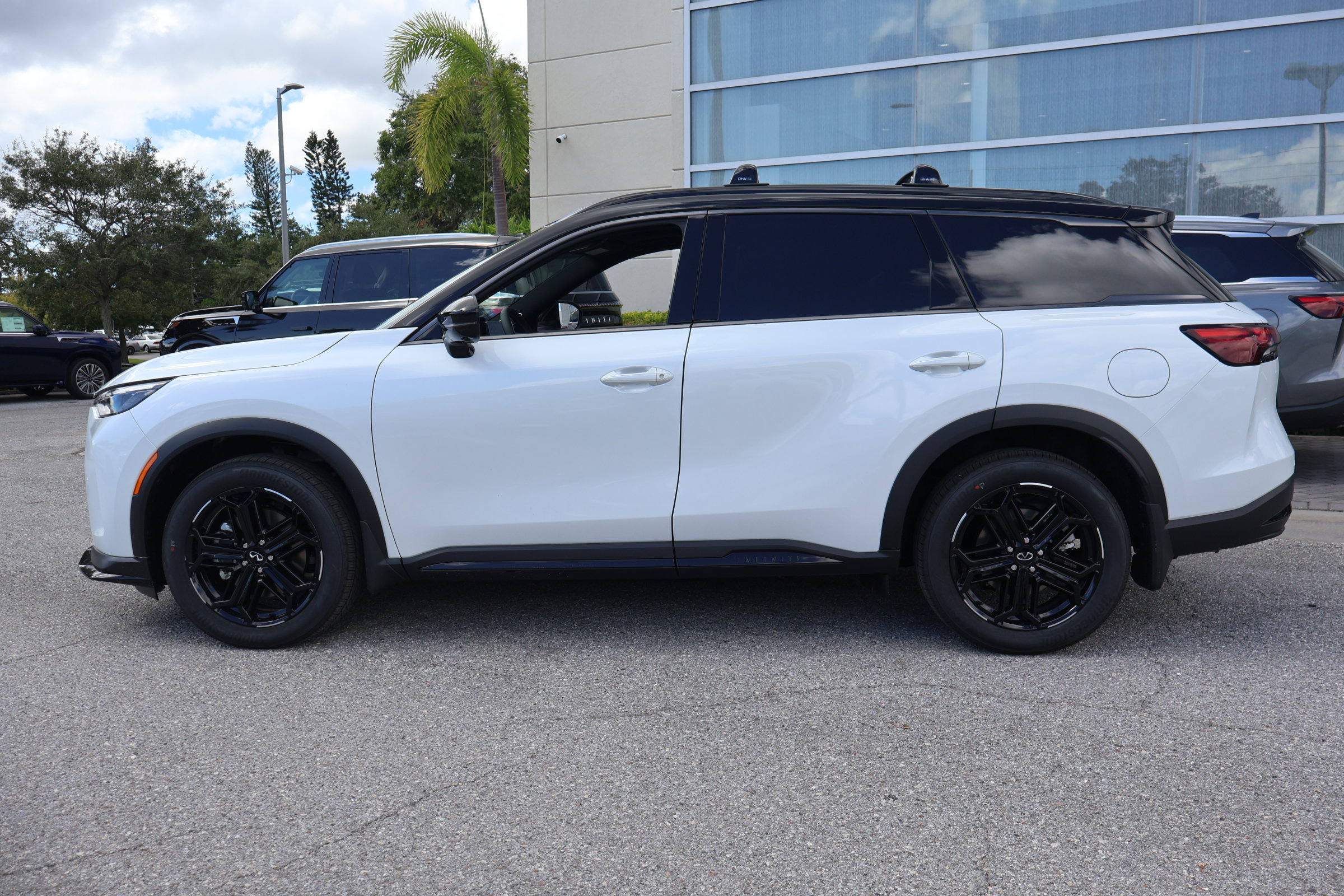 2026 Infiniti QX60 Luxe photo 2