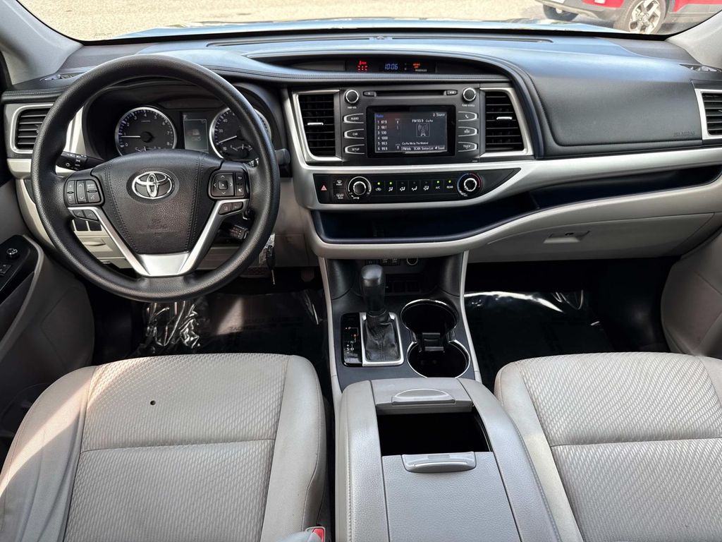 2017 Toyota Highlander LE photo 15