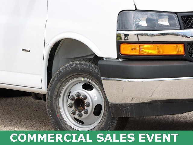 2025 Chevrolet Express Cutaway 3500 photo 3