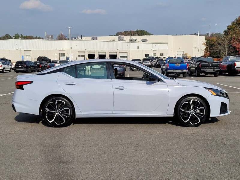 2024 Nissan Altima 2.5 SR photo 2