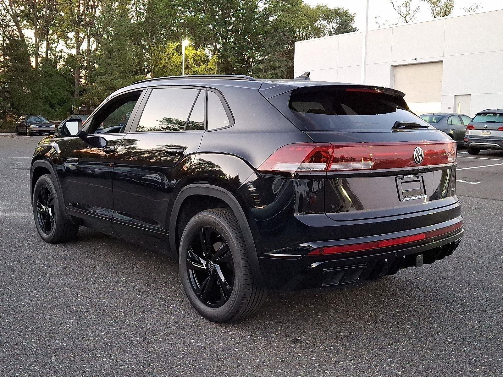 2026 Volkswagen Atlas Cross Sport SEL R-Line photo 4
