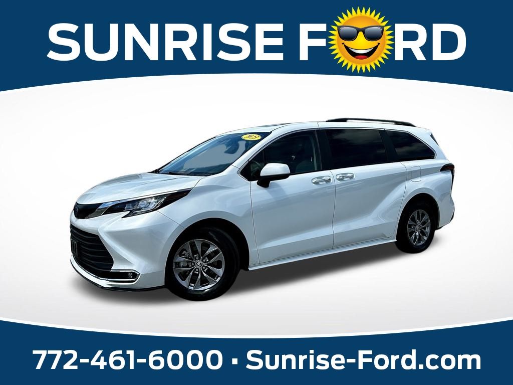 2023 Toyota Sienna XLE photo 2