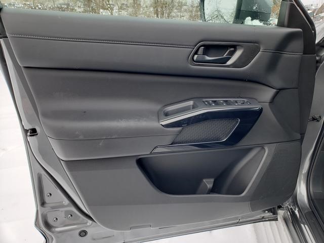 2025 Nissan Pathfinder SV photo 11