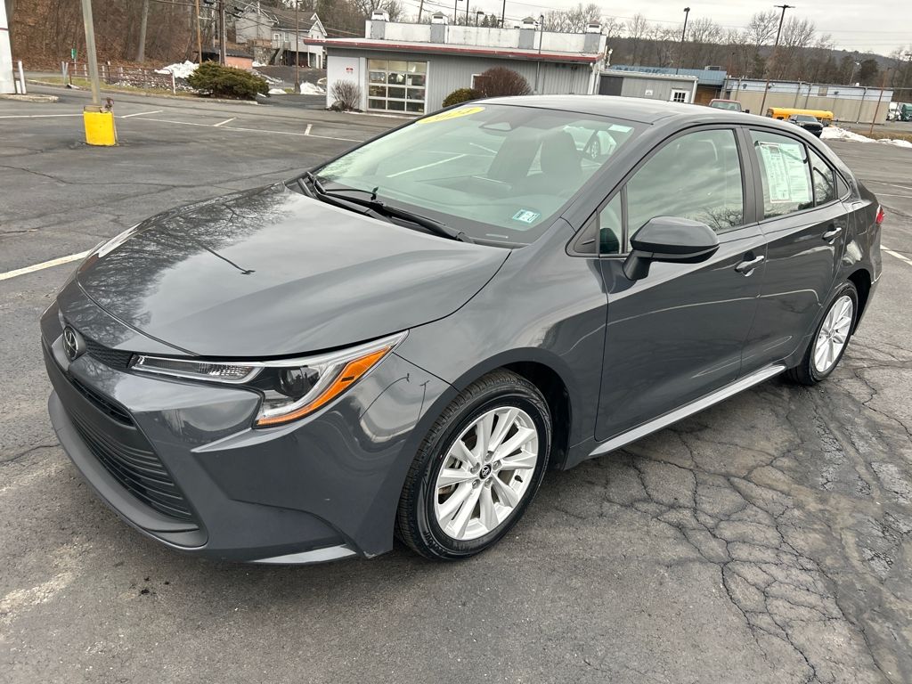 2024 Toyota Corolla LE's photo