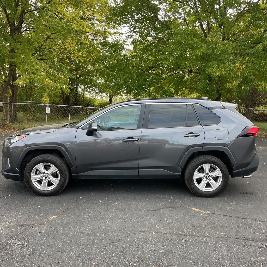 Used 2021 Toyota RAV4 XLE with VIN 2T3W1RFV1MC158669 for sale in Kansas City