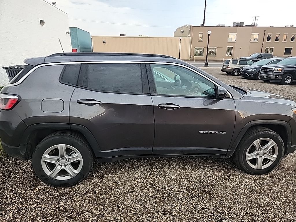 2024 Jeep Compass Latitude photo 3