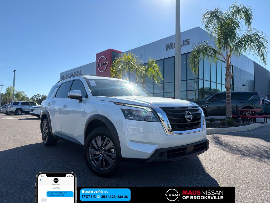 2025 Nissan Pathfinder SV's photo