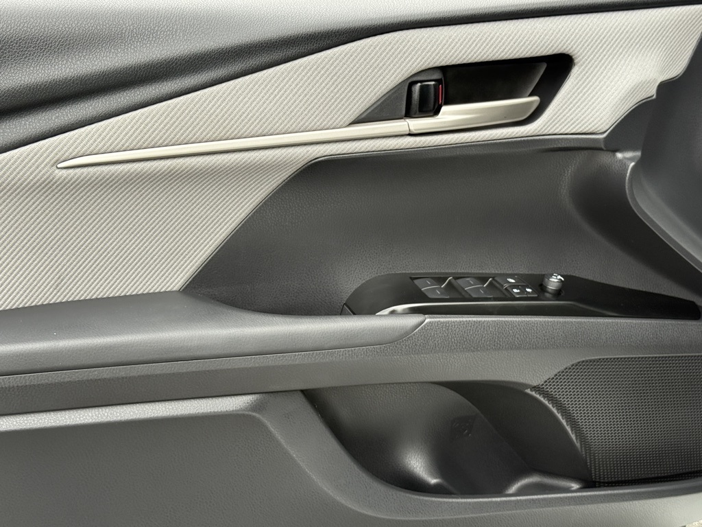 2025 Toyota Camry SE photo 10