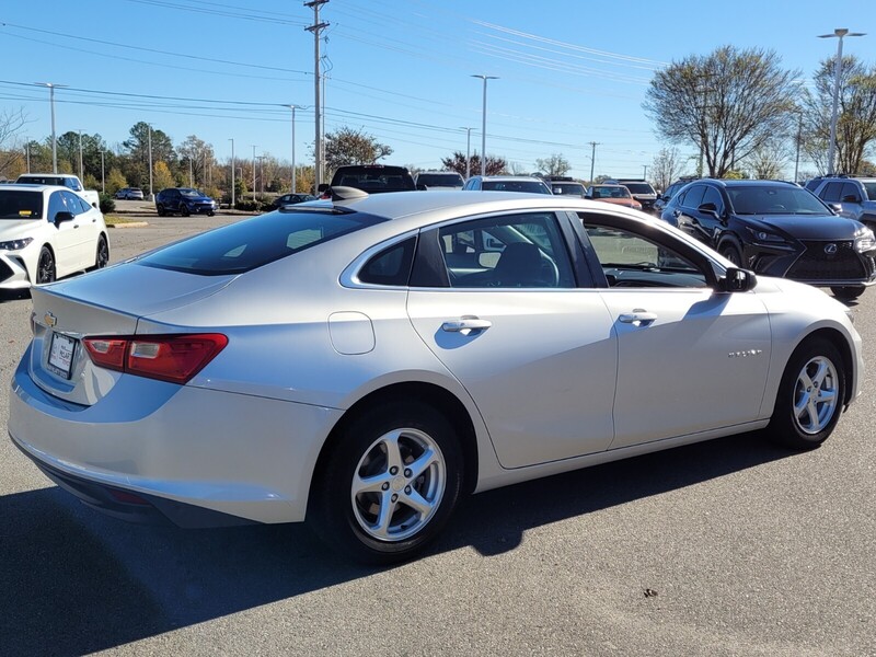 2018 Chevrolet Malibu LS 1LT photo 2