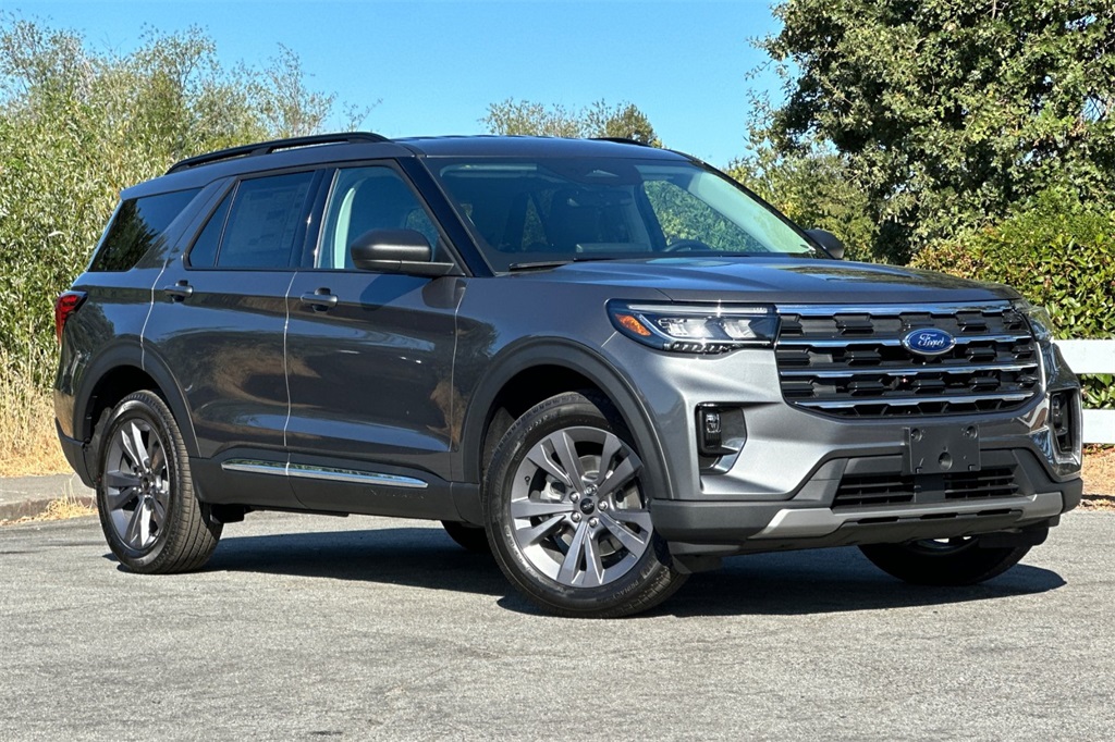 2025 Ford Explorer photo 2