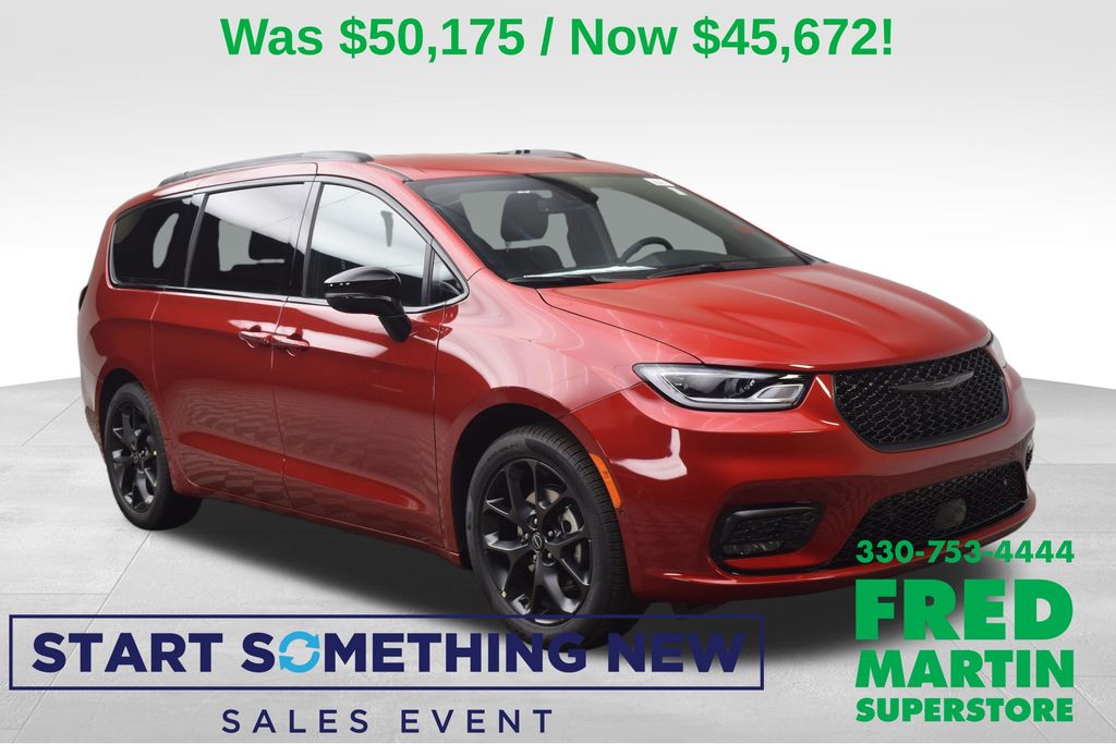 2026 Chrysler Pacifica Select's photo