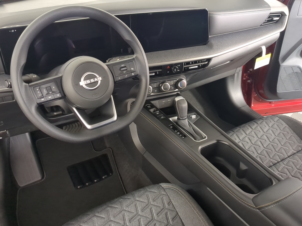 2025 Nissan Kicks SV photo 18