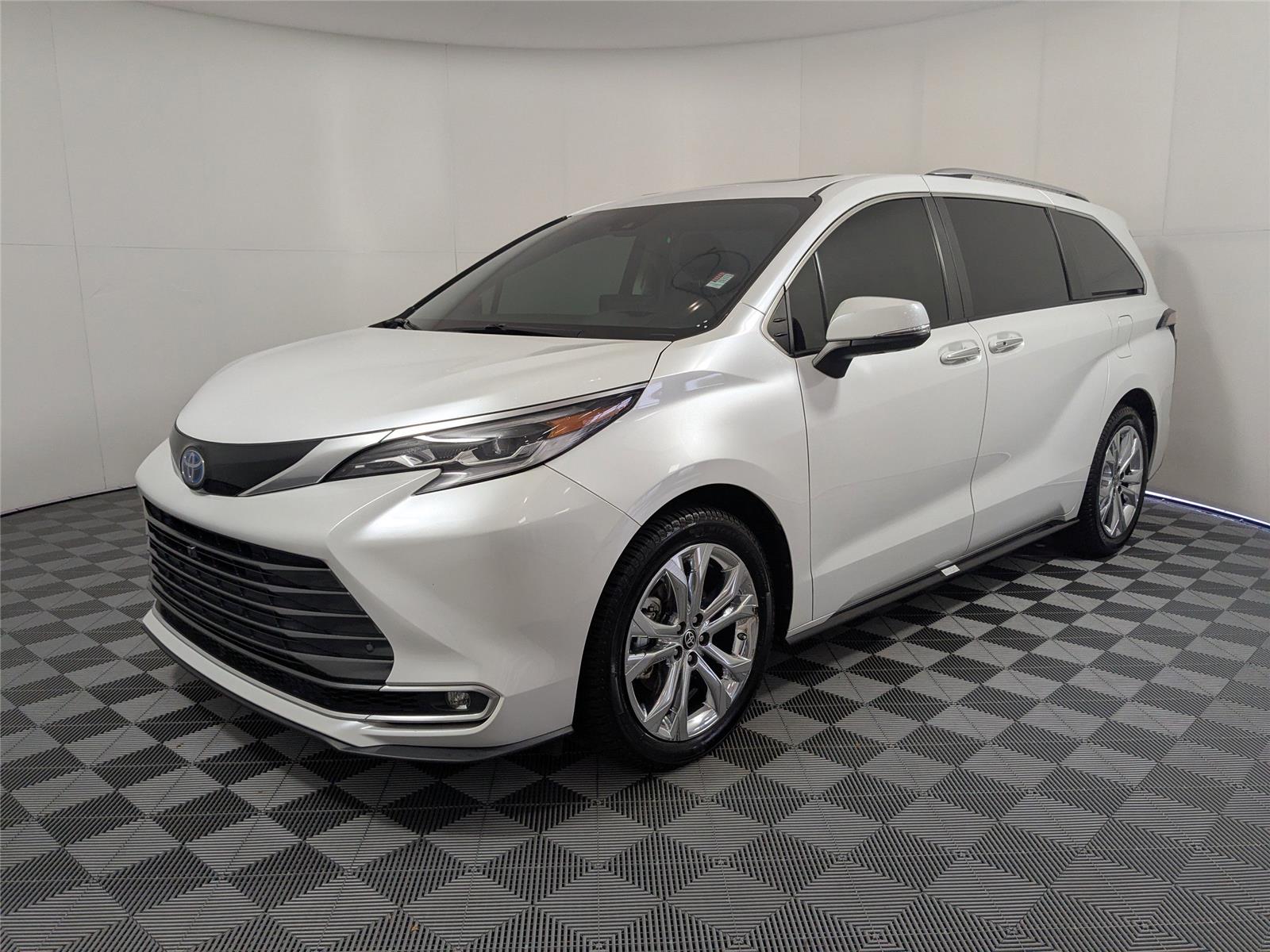 2022 Toyota Sienna Platinum's photo