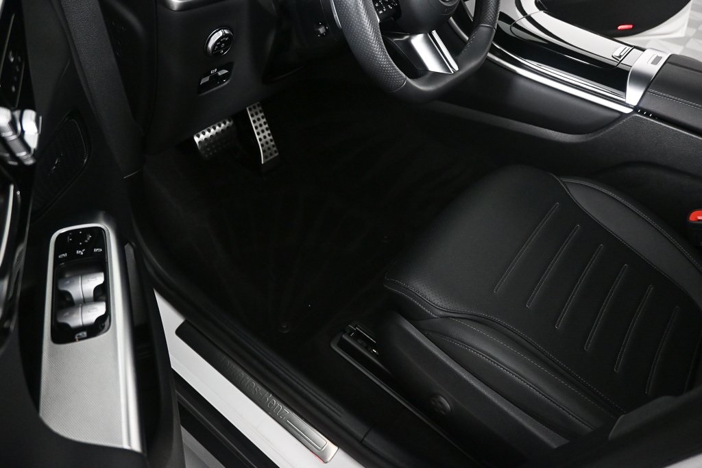 2025 Mercedes Benz GLC 300 4MATIC photo 4