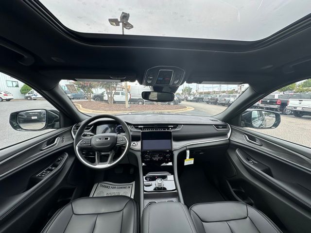 2025 Jeep Grand Cherokee Limited photo 2