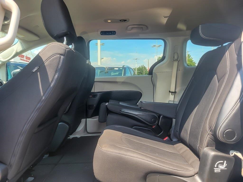 2023 Chrysler Voyager LX photo 9