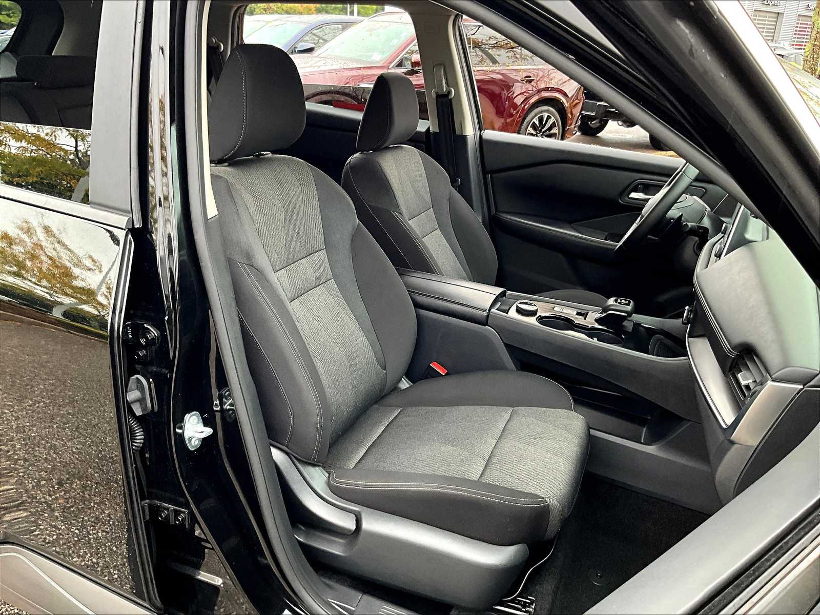 2025 Nissan Rogue SV photo 11