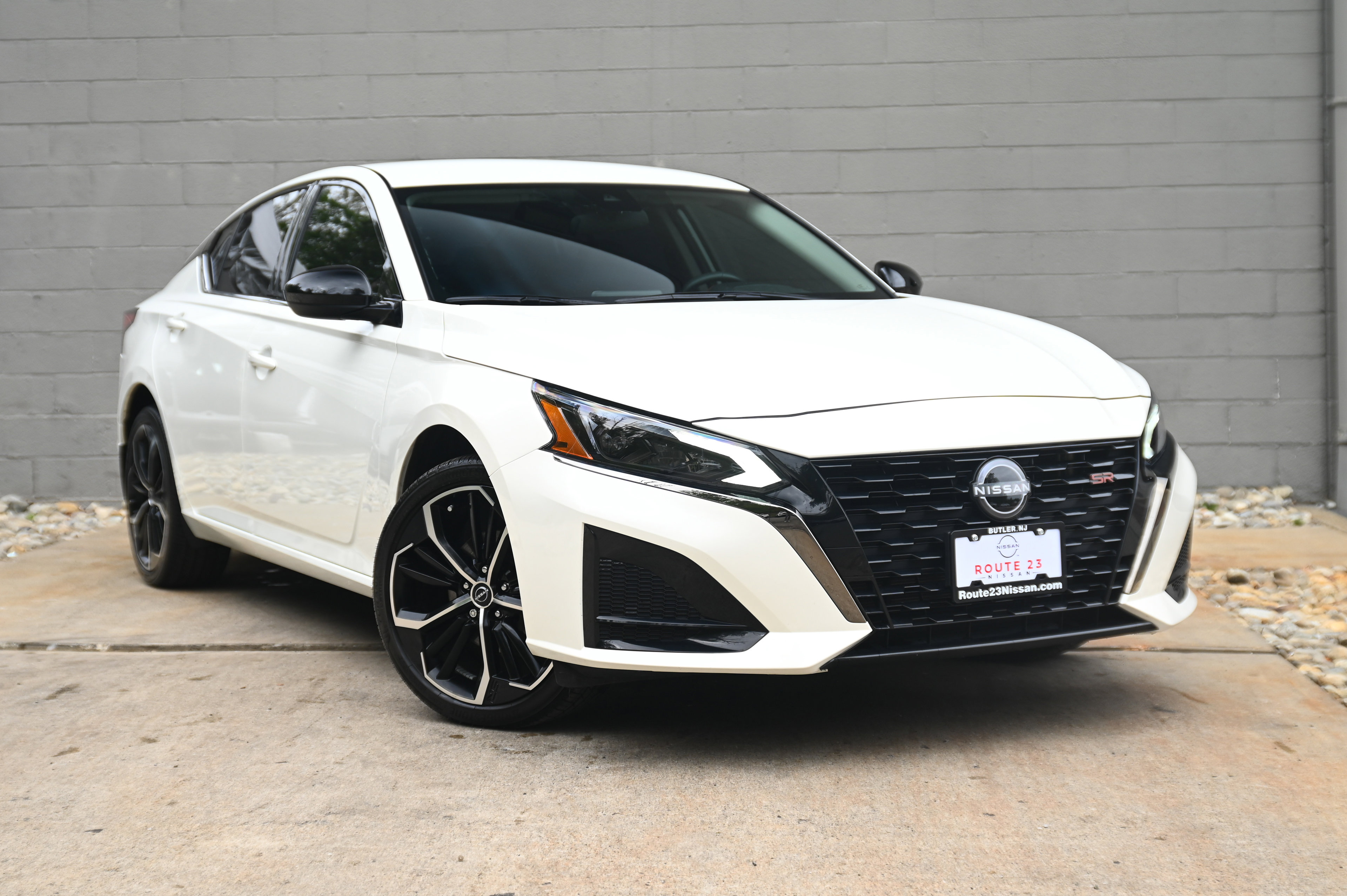 2025 Nissan Altima SR photo 3